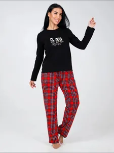 Detail von Be Real Leopard-Druck auf schwarzem Oberteil und karierter Schlafanzughose