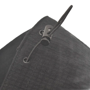 Dettaglio macro del tessuto a nido d'ape nero del cappello con coulisse e occhielli metallici