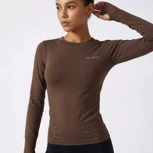 Haut de sport femme à manches longues marron, coupe ajustée et tissu respirant haute élasticité