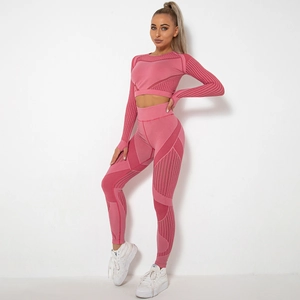 Dettaglio del set yoga senza cuciture rosa con mesh traspirante e lavorazione