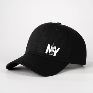 Dettaglio del cappellino da baseball in cotone twill nero con stampa NY bianca e cuciture