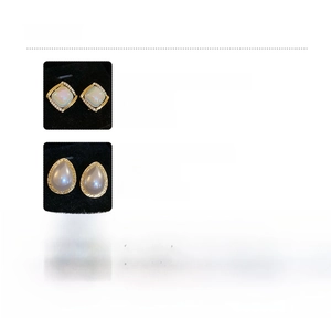 Detailed size chart and specifications for vintage resin rhinestone and faux pearl earrings