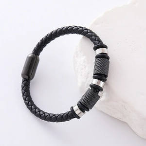Bracelet pour homme en cuir tressé noir avec perles en acier inoxydable sur fond de pierre