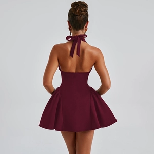 Détail de la robe dos nu bordeaux avec lien à nouer et texture de tissu élégante