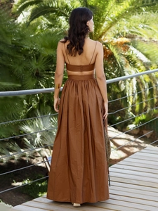 Détails du dos d'un ensemble marron en coton avec haut court boutonné et jupe longue élégante