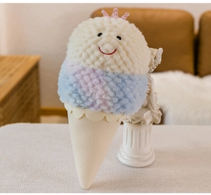 Dettaglio di un simpatico peluche a forma di gelato con corona rosa