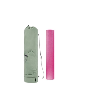 Detalle de la bolsa de yoga en lona gris-verde con bolsillos laterales y esterilla rosa
