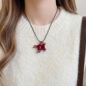 Collana con ciondolo a forma di orso floccato, fiocco a quadri rossi e medaglia d'oro