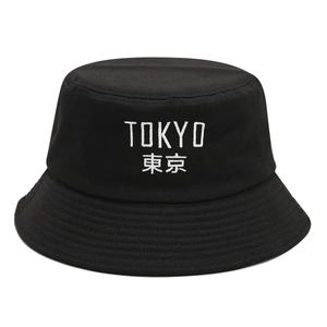 Cappello da pescatore in cotone nero con ricamo bianco TOKYO e kanji Tokyo