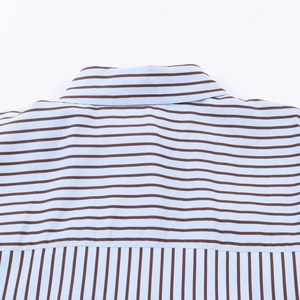 Vue détaillée de l'encolure dos et des coutures d'épaule d'une chemise à rayures