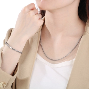 Set collana e bracciale a catena a lisca di pesce d'argento indossato da un modello