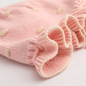 Cappello neonato in maglia rosa con pois beige e bordi a balze per calore invernale