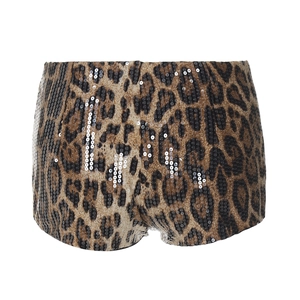Détail de short à paillettes motif léopard avec texture scintillante et finition brillante