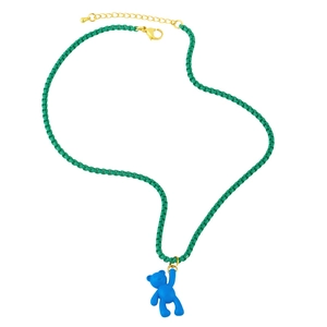 Geleverde groene kralenketting met blauwe beer hanger en gouden sluiting sieraad