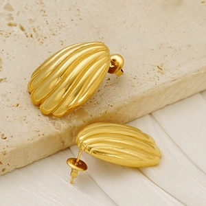 Boucles d'oreilles coquillage élégantes en acier plaqué or 18 carats sur soie