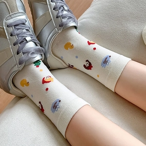 Chaussettes blanches en coton aux motifs de dessins animés et baskets argentées