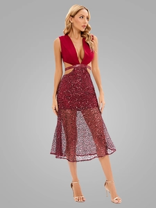 Vue détaillée de la robe de soirée à paillettes bordeaux avec décolleté en V et taille ajourée