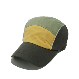 Dettaglio del cappellino 5-panel con cuciture colorate e occhielli laterali in metallo