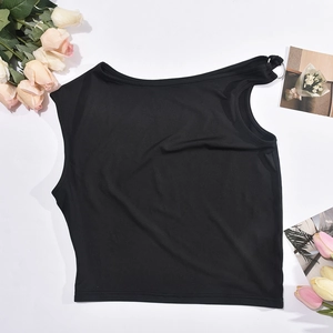 Gros plan du haut court noir asymétrique avec texture tricotée sur fond blanc