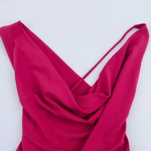 Elegante abito lungo senza schienale rosso rosa con scollo a V e dettagli drappeggiati