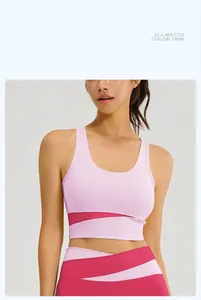 Détail de la brassière de sport avec empiècements rose et taille croisée bicolore