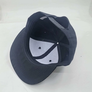Détail de l'intérieur d'une casquette snapback noire montrant le tissu 100% polyester