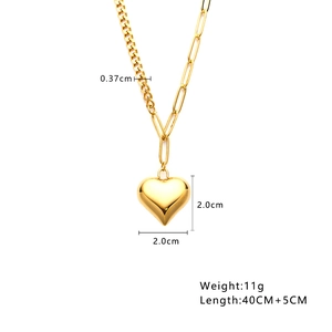 Vista detallada del collar con colgante de corazón dorado con medidas 40+5cm y peso 11g