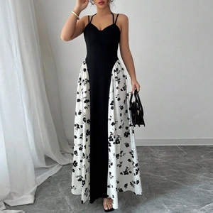 Détail de l'imprimé floral noir et blanc sur une robe longue dos nu avec un col en V