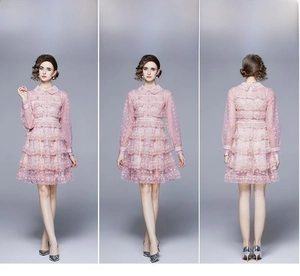 Détails de la robe en dentelle rose avec ourlet volanté, col Claudine et perles