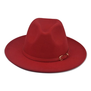Klassischer eleganter roter Woll-Fedora-Hut mit breiter Krempe und Gürtelschnalle-Detail