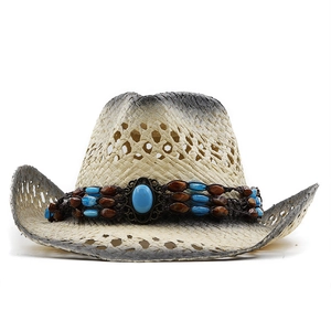 Detail eines gewebten Stroh-Cowboyhuts mit türkisfarbenen Perlen und Boho-Band