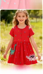 Dettaglio dell'abito rosso in cotone da bambina con ricami di dinosauri e fiori viola