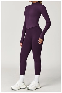Detail der lila schnelltrocknenden Fitnessjacke mit Reißverschluss und passender Leggings