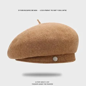 Berretto minimalista in lana color cammello con fibbia metallica per autunno inverno