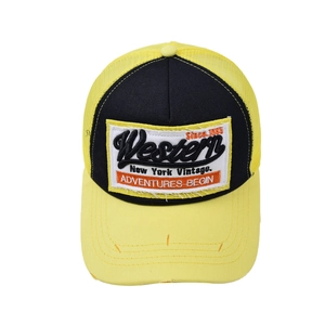 Detailansicht der gelben Mesh-Trucker-Cap mit Western-Stickerei und Used-Effekt-Schirm