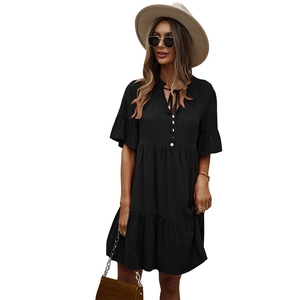 Robe noire élégante avec col en V, jupe à étages et manches volantées pour femme