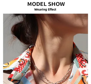 Modèle portant un collier double rang en argent avec disque et maillons industriels