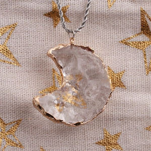 Magnifique collier pendentif lune en cristal facetté avec feuille d'or sur tissu étoilé