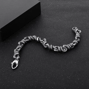 Dettaglio del bracciale punk a doppia seppia con squame e chiusura a moschettone in acciaio