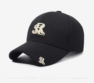 Détail macro du logo SR brodé en 3D sur le tissu en coton noir de la casquette baseball