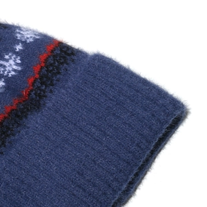 Nahaufnahme von weichem blauem Plüschstrick mit Schneeflocken-Jacquard und Zickzack-Muster