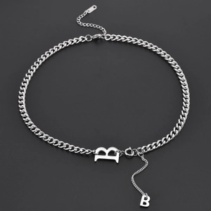 Collier avec pendentif lettre B en acier inoxydable argenté et chaîne cubaine sur fond noir