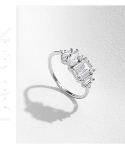 Vue détaillée bague en argent s925 avec zircone taille émeraude et pierres latérales