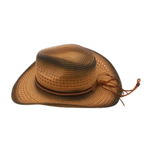 Détail de la texture d'un chapeau de cowboy en paille avec bande en cuir et perles