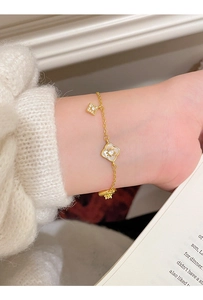 Dettaglio del bracciale a fiori in oro 18K con madreperla e inserti in zircone