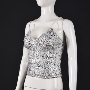 Détail du caraco argenté à paillettes avec col en V présenté sur un mannequin blanc élégant