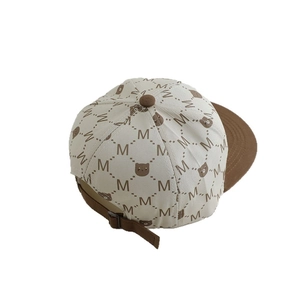 Kinder Baseballkappe mit Bären- und M-Buchstabenmuster in Beige und Braun