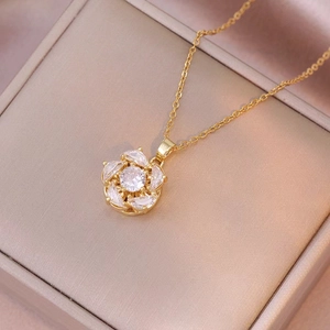 Collier en acier titane doré avec pendentif fleur en zircone en forme de cœur pour femme