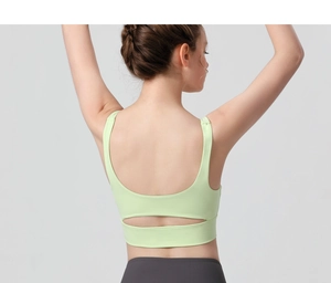 Détail d'une brassière de yoga avec dos ouvert en U et découpe ajourée en vert clair