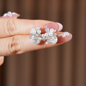 Makroaufnahme eines Perlenohrrings mit Zirkonia im eleganten Feuerwerk-Design